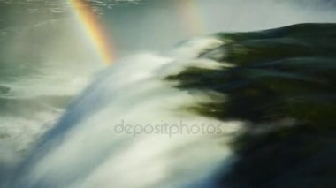Dünyaca ünlü Niagara Falls - turistler arasında popüler bir yer. Resimde, bir iki şelaleler ve Kanada sahile Niagara Nehri'nin görebilirsiniz