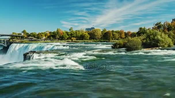 Niagara Falls panoramik giperlaps. Berrak sonbahar günü, Amerikan tarafı ile çekim. Şelale akışı boyunca kamera tava — Stok video