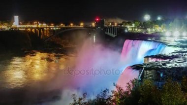 Gece gösteri Niagara Falls. Işıklı şelale hayran bir görüntüleme platformu turistlere