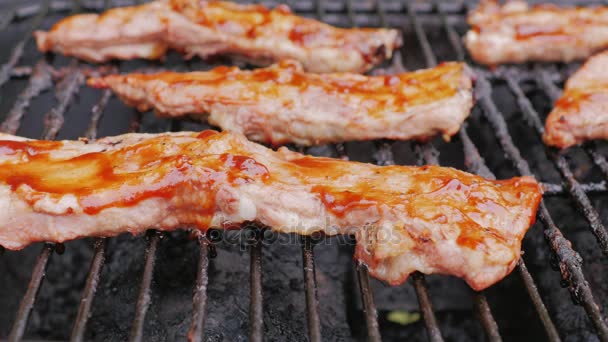 Costelas de churrasco suculentas assadas na grelha. molho manchado — Vídeo de Stock