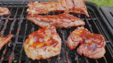Bir barbekü et parçası ters çevirme