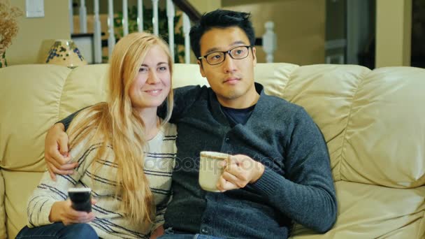 Hombre y mujer viendo televisión juntos. Ocio doméstico — Vídeos de Stock