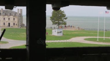 Fort Niagara adlı eski top. Arkasında bir büyük fort bina