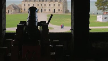 Fort Niagara adlı eski top. Arkasında bir büyük fort bina