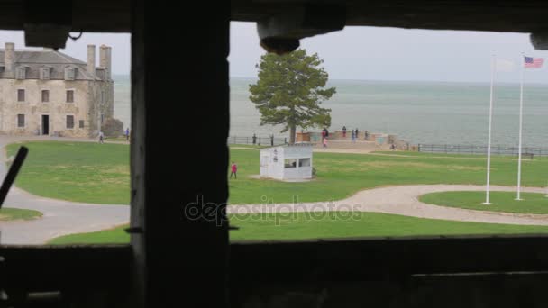 Oud kanon bij Fort Niagara. Achter haar een groot fort gebouw — Stockvideo