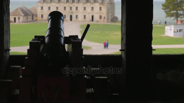 Oud kanon bij Fort Niagara. Achter haar een groot fort gebouw — Stockvideo