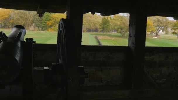Силует старі гармати в Форт Niagara. Стовбур дивиться на деревах — стокове відео