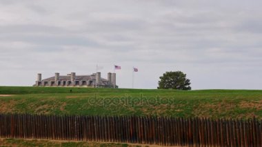 Ana bina Niagara Fort. Brevenchasty çit görünür çatı ve üç bayrak ile
