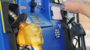 Adam kredi kartı ile ödeme yapar ve bir benzin istasyonunda bir PIN kodu girer. Otomatik kesici