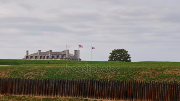 Belangrijkste gebouw van Niagara Fort. Door middel van brevenchasty palissade zichtbaar dak en drie vlaggen — Stockvideo