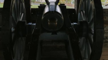 Fort Niagara adlı eski bir top silüeti. Arkadan Görünüm