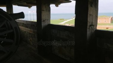 Fort Niagara adlı eski bir top silüeti. Gövde ağaçlara benziyor. Yan görünüm