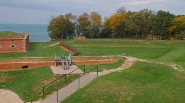 Fort Niagara surlar. Silah ve toprak höyükler