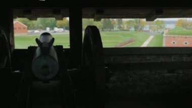 Fort Niagara adlı eski bir top silüeti. Ağaçların gövde görünüyor
