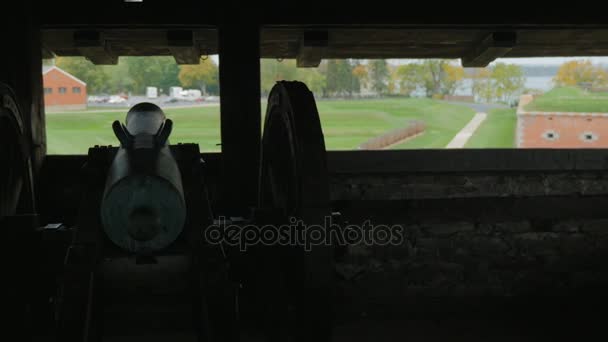 Silhouet van een oude kanon bij Fort Niagara. De romp kijkt naar de bomen — Stockvideo