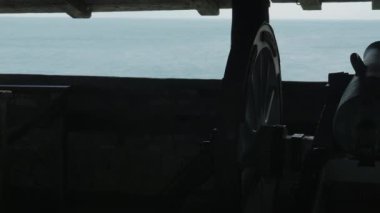 Fort Niagara adlı eski bir top silüeti. Ağaçların gövde görünüyor