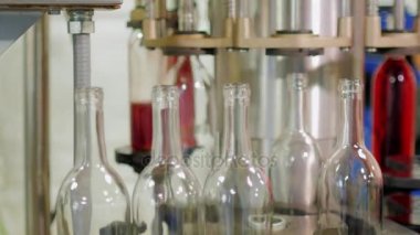 Kırmızı şarap şarap şişe olduğunu. Dönen bir konveyör mekanizma