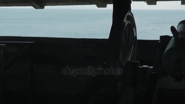 Silhouette di un vecchio cannone a Fort Niagara. Il suo tronco guarda gli alberi — Video Stock