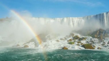 4k video: muhteşem bir Niagara Şelaleleri ve bir gökkuşağı. Alt görünümü. düşen su ağırlık bir sürü sprey ve sis yükseltir