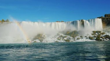 Ağır çekim video: muhteşem bir Niagara Şelaleleri ve bir gökkuşağı. Alt görünümü. düşen su ağırlık bir sürü sprey ve sis yükseltir