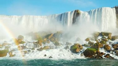 4k video: Niagara Falls aşağıdan yukarıya görünümünden gemi yelken açtı. Daha düşük açı çekim