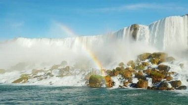 Niagara Falls arka planda büyük bir gökkuşağı. Daha düşük açı Niagara nehirden çekim