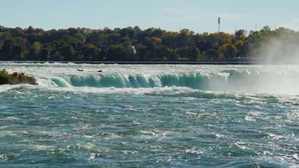 Mocné energie přírody - Niagarské vodopády. Pohled ze strany USA. Na obrázku je vidět najednou dva vodopády — Stock video