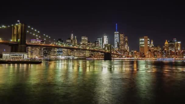 Noční Manhattan a Brooklyn Bridge. Slavný obchodní čtvrti New Yorku. Tok řeky krásně popisuje následující
