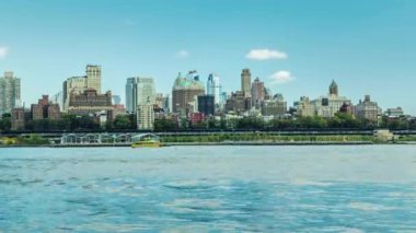 New York, ABD: Manhattan Brooklyn görünümü manzarası Nehri. Nehri üzerinde yoğun trafik