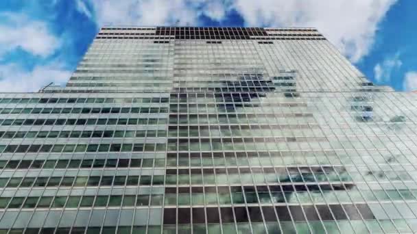 Rascacielos de cristal. Muy por encima de las nubes flotan rápidamente, reflejado en las ventanas. La oficina de tus sueños — Vídeos de Stock