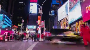 New York City, Amerika Birleşik Devletleri - Ekim 26, 2016: Neon işaret Krallığı. Ünlü Times Meydanı. Arabalar, turist kalabalığından yoğun trafik