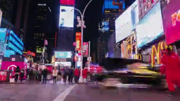 New York, États-Unis - 26 octobre 2016 : Signalisation du Royaume des néons. Le célèbre Times Square. Le trafic intense des voitures, les foules de touristes — Video