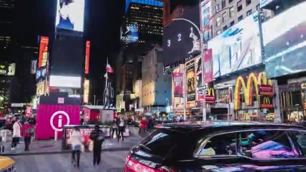 New York, États-Unis - le 26 octobre 2016 : Times Square la nuit. Des foules de touristes et une circulation dense de voitures et de piétons. Écrans multiples avec publicité. Un endroit populaire parmi les touristes — Video