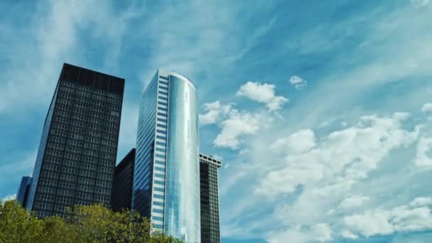 Δύο κτίρια του σύγχρονου γραφείου κατά τον ουρανό και τα σύννεφα που παρασύρεται γρήγορα. Στην επιχειρηματική περιοχή του Μανχάταν, Ηνωμένες Πολιτείες — Αρχείο Βίντεο