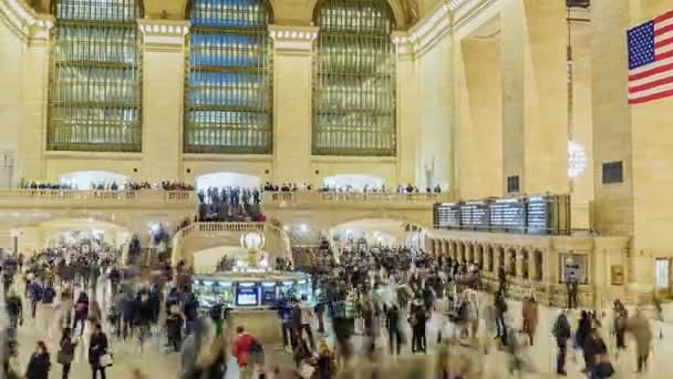 New York City, Verenigde Staten - Oktober 26, 2016: Motion pan timelapse: Grand Central Station in New York City time-lapse met wazig menigte mensen. — Stockvideo