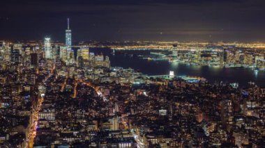 Manhattan hava panorama cityscape manzarası. Timelapse. Çok Özgürlük Anıtı'nın önünde görülebilir. New York City, Amerika Birleşik Devletleri
