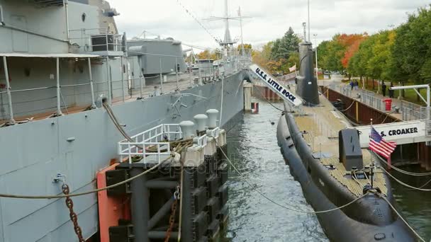 Buffalo, Ny, Stany Zjednoczone Ameryki - Oktober 20, 2016: Buffalo i Erie kraju marynarki wojennej i Military Park. Okręt podwodny USS Little Rock i panikarz — Wideo stockowe