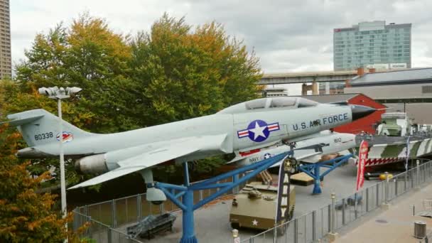 Buffalo, NY, USA - OKTOBER 20, 2016: Jet fighters of the Second World War. Museo al aire libre. Parque Naval y Militar de Buffalo y Erie — Vídeo de stock