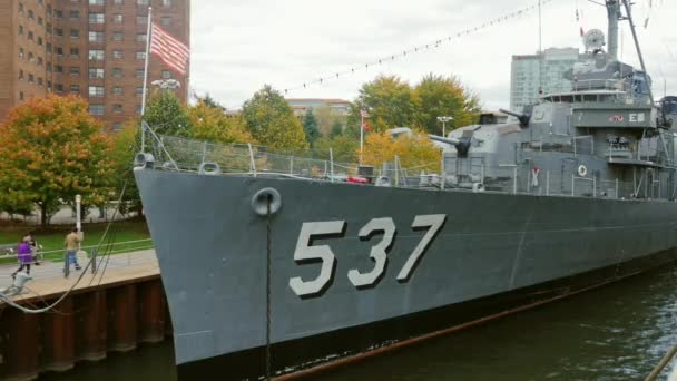 Buffalo, NY, EUA - OKTOBER 20, 2016: USS The Sullivans DD-537. Buffalo e Erie país Naval e Militar Parque — Vídeo de Stock