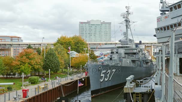 Buffalo, NY, USA - OKTOBER 20, 2016: USS The Sullivans, DD-537 Destroyer. Parque Naval y Militar de Buffalo y Erie — Vídeo de stock