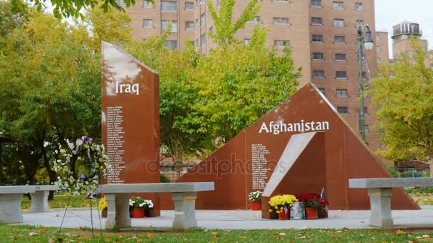 Buffalo, NY, EUA - OKTOBER 20, 2016: Monumento a soldados americanos caídos que lutaram no Afeganistão e no Iraque. Buffalo e Erie país Naval e Militar Parque — Vídeo de Stock