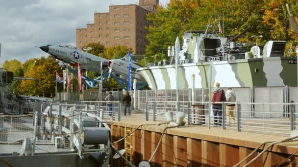 Buffalo, Ny, Amerikai Egyesült Államok - Oktober 20, 2016: A turisták a repülőgép és hajó partra sétálni. Bivaly és Erie ország haditengerészeti és a katonai Park — Stock videók