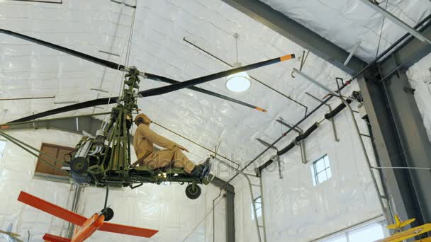 Buffalo, NY, USA - OKTOBER 20, 2016: Modelo de helicóptero con un viejo maniquí en el museo. Parque Naval y Militar de Buffalo y Erie — Vídeo de stock