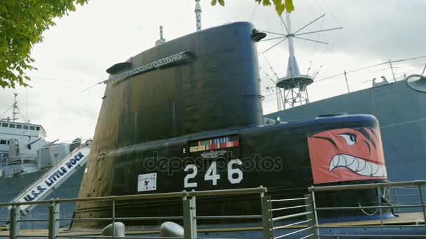 Buffalo, NY, EE.UU. - OKTOBER 20, 2016: Los turistas caminan alrededor del viejo submarino diesel en Buffalo y Erie país Naval y Parque Militar — Vídeos de Stock