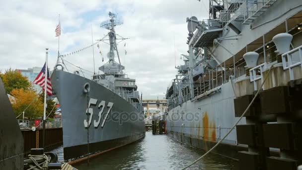 Buffalo, NY, EE.UU. - OKTOBER 20, 2016: USS TheSullivans DD-537 Destructor en Buffalo y Erie país Parque Naval y Militar — Vídeos de Stock