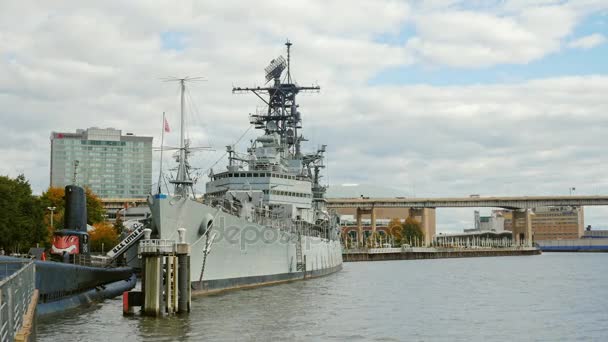 Buffalo, Ny, Usa - Oktober 20, 2016: Uss Croaker Diesel ubåt och Little Rock missil ljus kryssare i Buffalo och Erie landet Naval och Military Park — Stockvideo