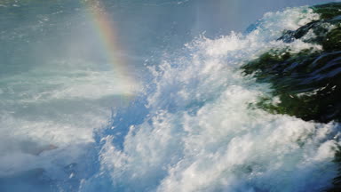 İnanılmaz Niagara Falls ve bir gökkuşağının. Su köpük, su akışını düşüyor