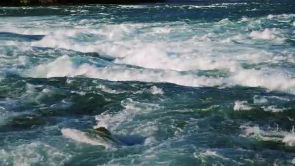 Stormachtige Niagara rivier stroomt naar de waterval. Water schuim op de stroomversnellingen — Stockvideo