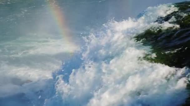 令人难以置信的尼亚加拉大瀑布和一条彩虹横跨它。水流的落下，发泡水 — 图库视频影像
