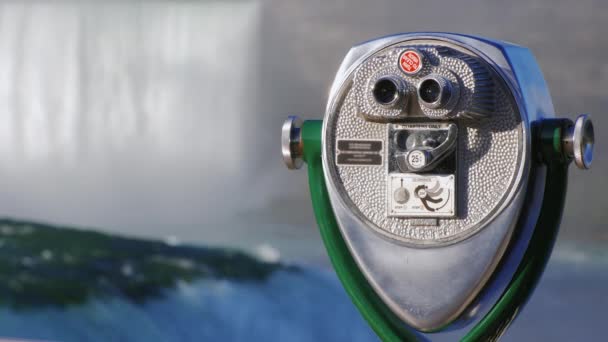 Un visor binocular operado con monedas ubicado en las Cataratas del Niágara con vistas a las cataratas fuera de foco en el fondo . — Vídeos de Stock